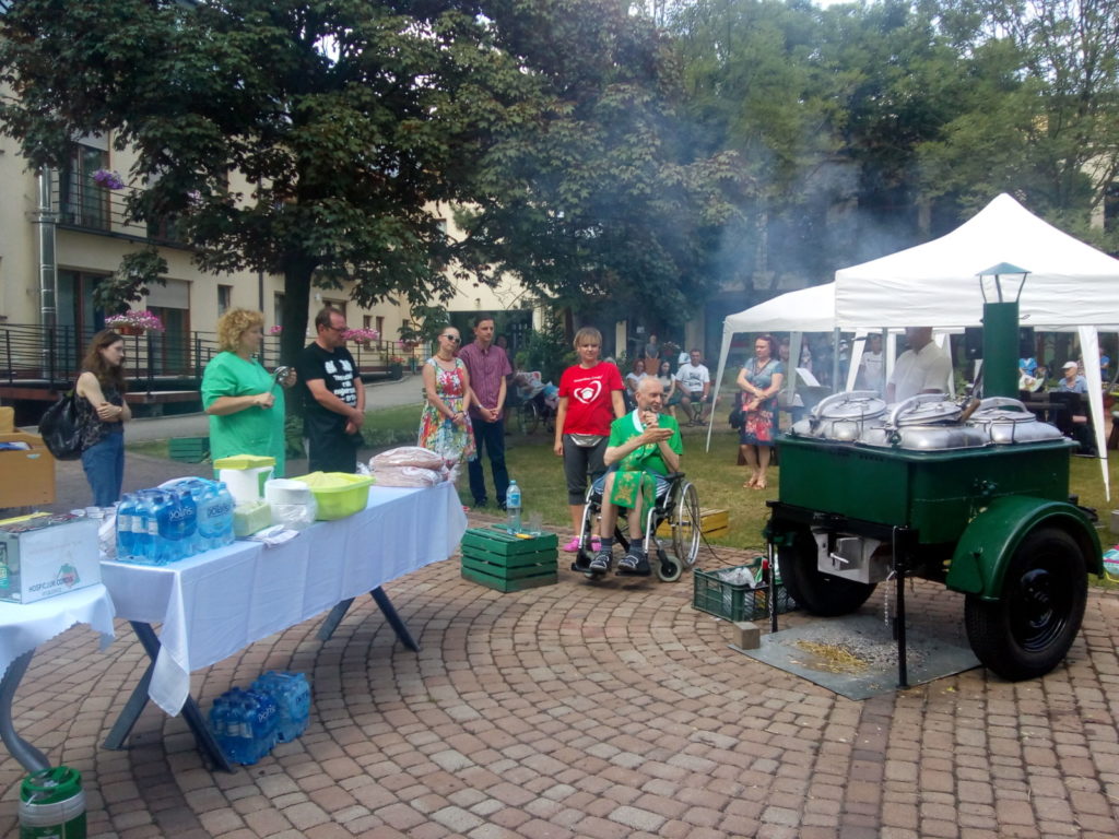 20-07-2019 Kuchnia Polowa z muzyką na żywo w ogrodzie Hospicjum Cordis